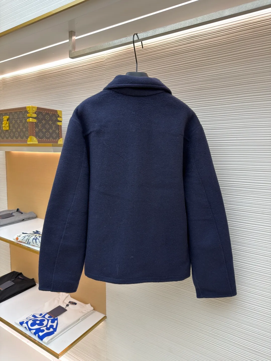 LOUIS VUITTON double-sided workwear wool jacket ●Original version: purchased and developed for 30,000 ●Item number: 1682367-E65 ●Fabric: sheep wool fabric ●Technology: jacquard production ●Color: red and blue ●Version: fitted version ●Weight: about 925 grams ●Size: 44-46-48-50 ●Description: Customized luxurious and soft double-woven high-density cashmere silk cloth (sheep wool content is up to 90%) Rough but soft, solid and fluffy, like clouds wrapped in the warm winter sun, using a color rebellion to redefine the luxury logic of double-wearing. On the one hand, there is untamed fantasy. Red and blue tear wild tension on the wool fabric. The Monogram presbyopia is disassembled and reorganized, allowing the century-old totem to continue to burn in the contemporary context. On the other hand, it is plain ambition. Only a metal LV logo is embellished on the breast pocket. With a crisp silhouette and delicate texture, it silently declares that luxury never needs to be printed all over. The aura is as broad as the territory. There is no need to change clothes. Turning is the ritual from battlefield to feast. The sense of luxury exudes from the inside out. The style is never shackles. Fabric jacquard technology: By weaving a full-width Monogram jacquard texture on the surface of the fabric, the interweaving method of warp and weft lines is controlled, and the interweaving density and tension of the yarns are precisely controlled to make it more three-dimensional. Jingyi Double Lip Hidden Check Sewing Bag Process Positioning and tracing - bag opening and cutting - double lip shaping - bag cloth sewing - invisible grid lining - final inspection and ironing. No machine foot intervention in the whole process. Purely manual operation, infrared positioning cutting machine to achieve precise positioning of materials through infrared emitters and infrared receivers. The accuracy can reach the micron level, thereby meeting the effect of high-precision cutting of alignment strips. The overall wiring is straight and delicate, the fabric is comfortable and soft, and the color is consistent without color difference. It can be matched with the same style to create a fashionable look and control various occasions. Customized accessories, complete with three standards, same style for men and women!